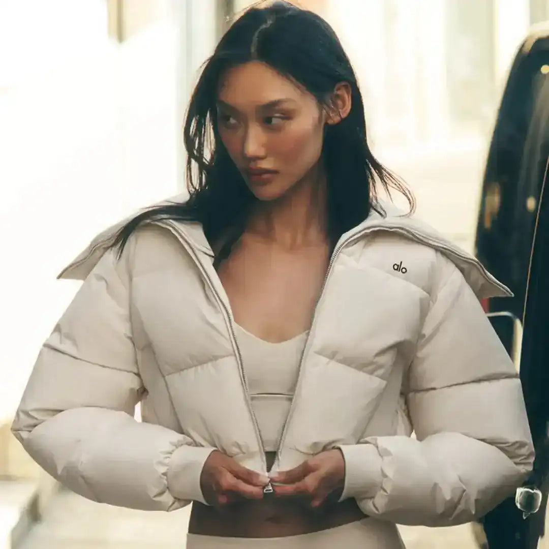 The Alo Yoga | Captivate Wide-Collar Cropped Puffer 2026 VIP