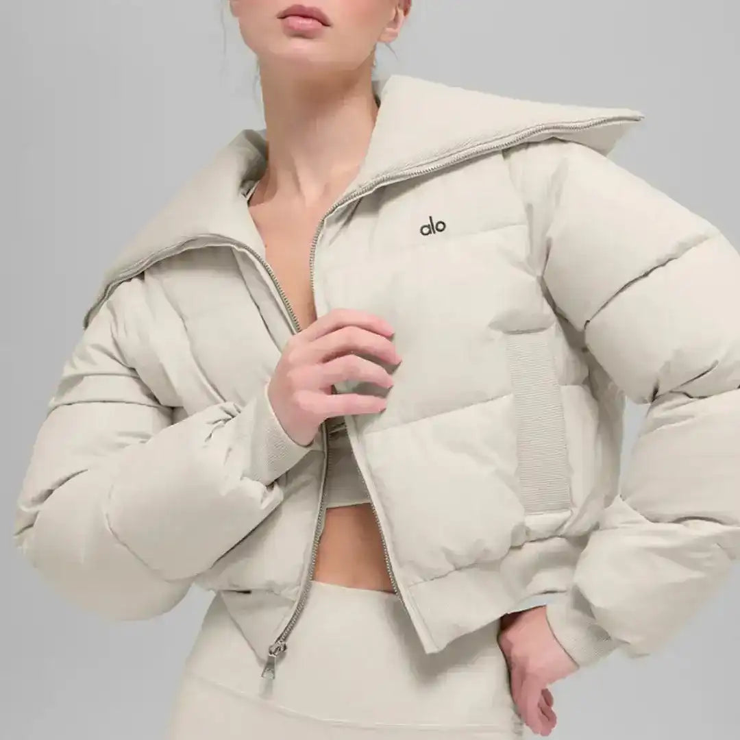 The Alo Yoga | Captivate Wide-Collar Cropped Puffer 2026 VIP